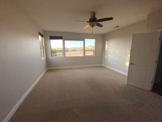 Building Photo - Top of the Hill - Gorgeous 5 Bedroom 3 Bat...