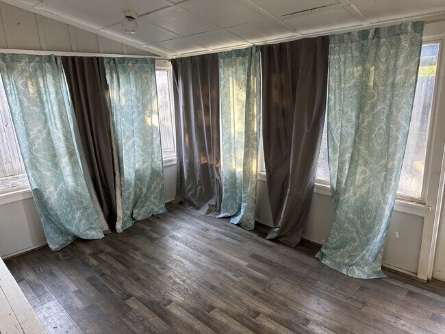 Building Photo - 2202 Monitor St