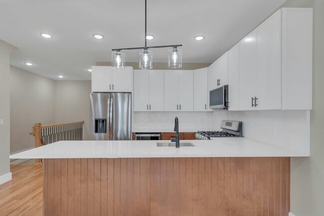Building Photo - 275 Pearsall Ave