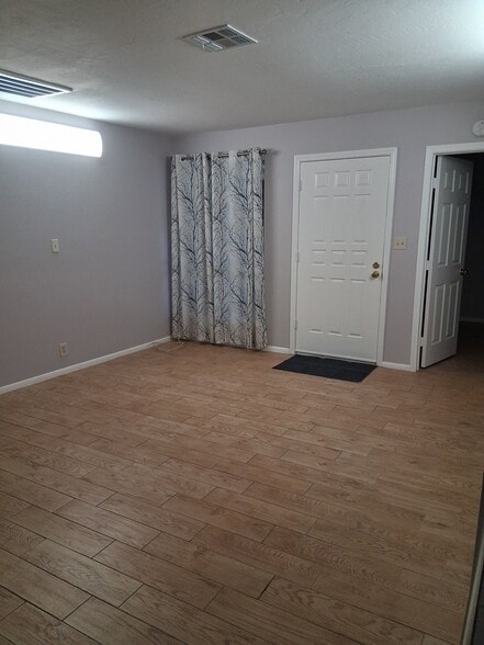 Building Photo - 9031 W Elm St