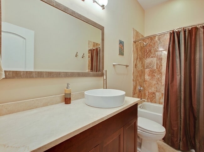 Building Photo - 7229 Roxbury Ct