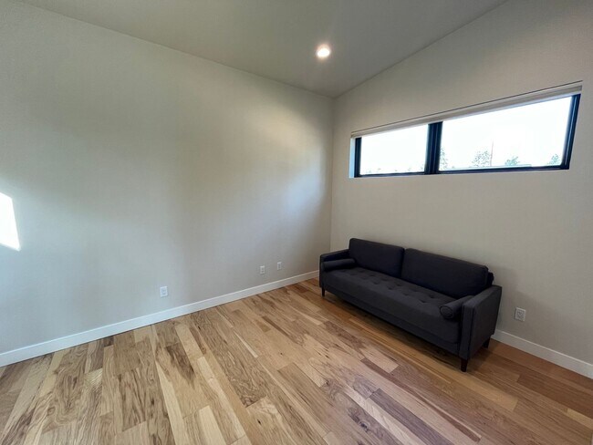 Building Photo - Modern 2 Bed, 2 Bath Just West of Century