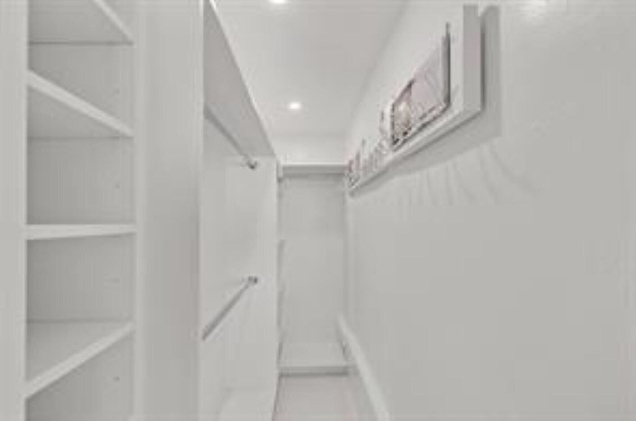 Building Photo - 3220 Bayview Dr