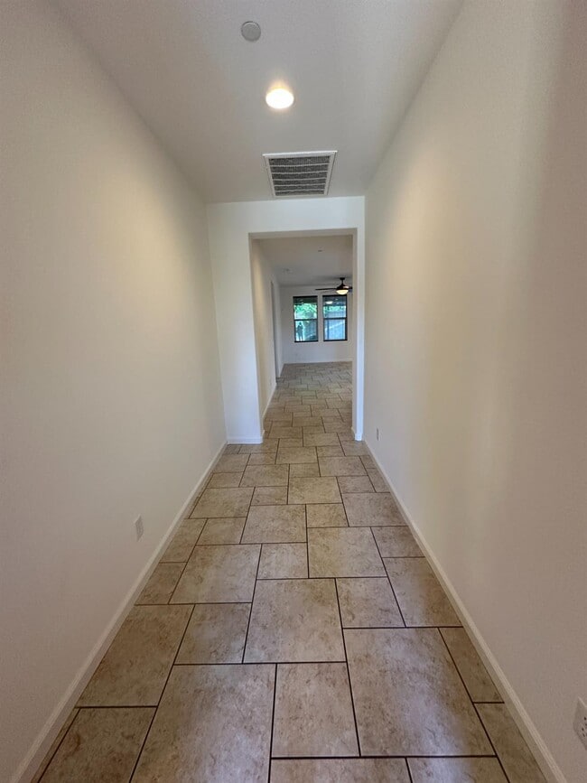 Building Photo - 3521 Buckingham Ave