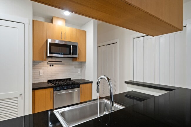 Building Photo - Beautiful Studio in Belltown
