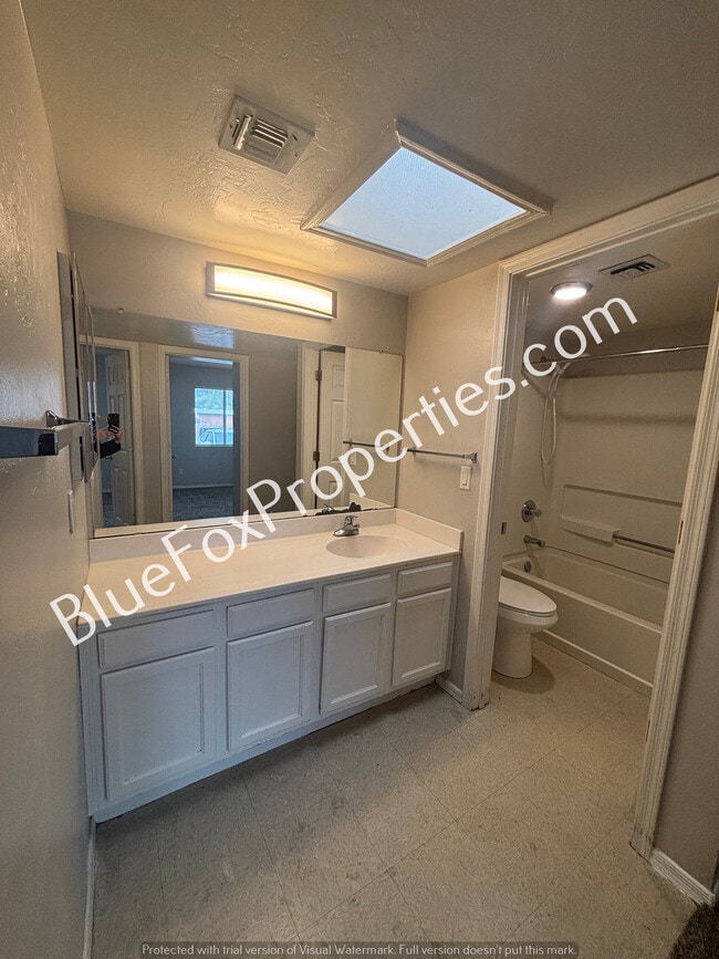 Building Photo - 110 W Delano St