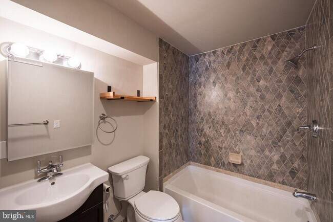 Building Photo - 1814 Christian St