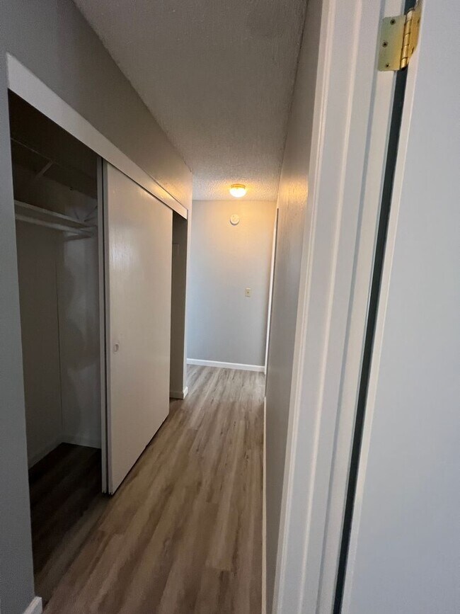 Building Photo - Newly Updated 4/2 Home! Remodeled Bathroom...