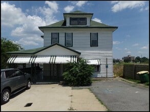 Building Photo - 105 S Battery St