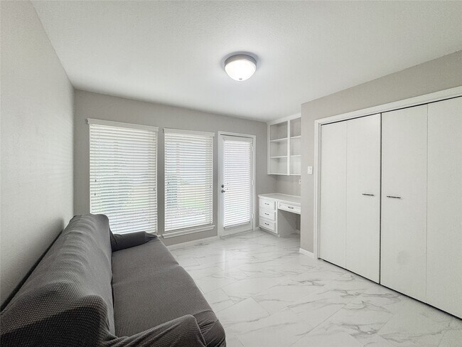 Building Photo - 112 Cove Point