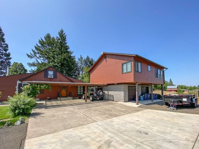 Building Photo - Garfield House: Fully Furnished House, Large private lot across from Golf Course $300 Utility Fee