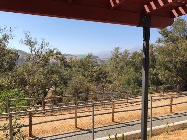 Building Photo - Oak View- Three bedroom home with Mountain...