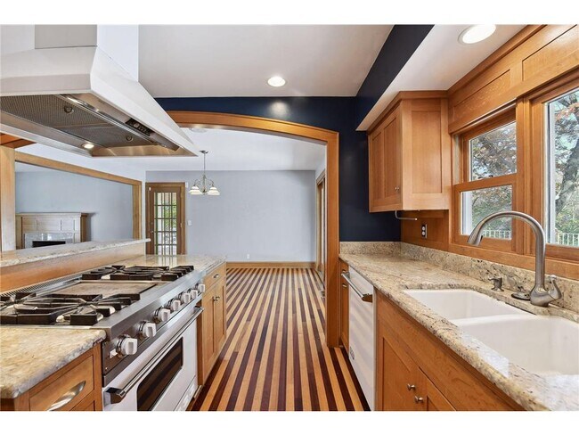 Building Photo - 5207 Doncaster Way