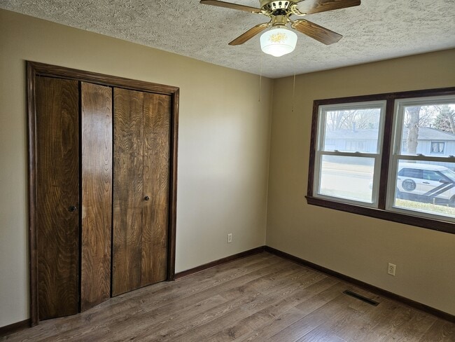 Building Photo - 1310 W Dakota St