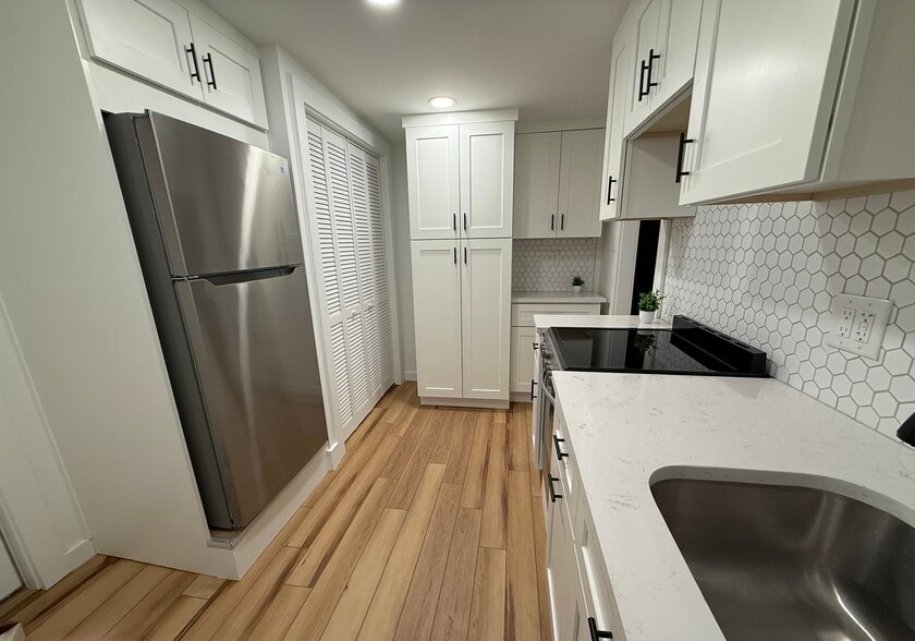 Building Photo - 717 Asbury Ave