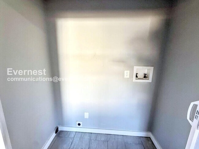 Building Photo - Limited Time Special Offer - Split your security deposit payment. 3 Bed/1 Bath Home with Fenced Y...