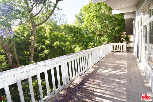 Building Photo - 2885 Searidge St