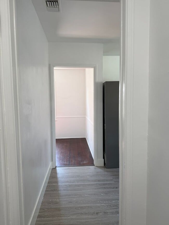 Building Photo - Van Nuys, 2br -1ba HOME