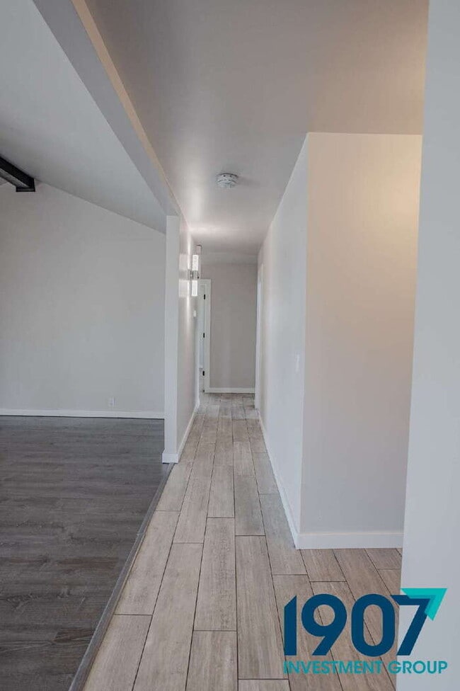 Building Photo - Three Bedroom House in SW OKC/Moore Schools