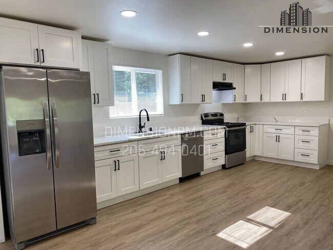 Building Photo - Modern Remodel – 4 Bed, 2 Bath Home in Pri...