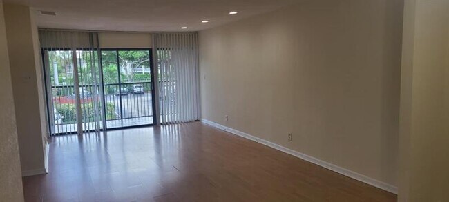 Building Photo - 2985 Riverside Dr