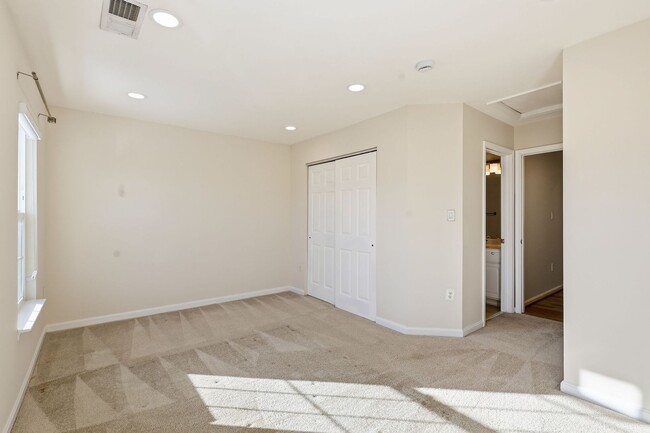 Building Photo - Unbeatable location near Lake Ridge Park and Marina, offering boating, fishing, wildlife and bird...