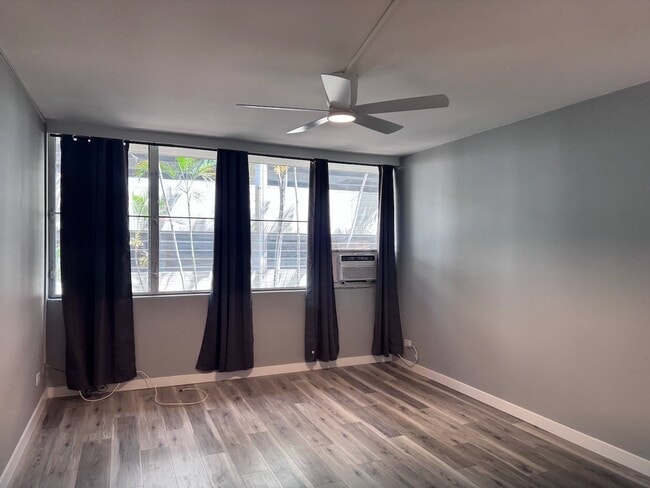 Building Photo - Studio W/Bath/No Parking-Close to UH - Man...