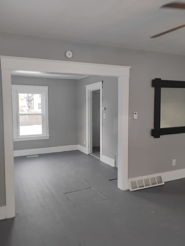 Building Photo - 554 Lucas St