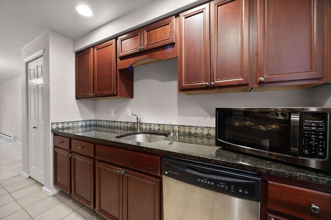 Building Photo - TOWNHOUSE IN KENT! Two story condo/townhouse 2 bedroom 1.5 bathroom TOWNHOUSE in Kent at Colonial...