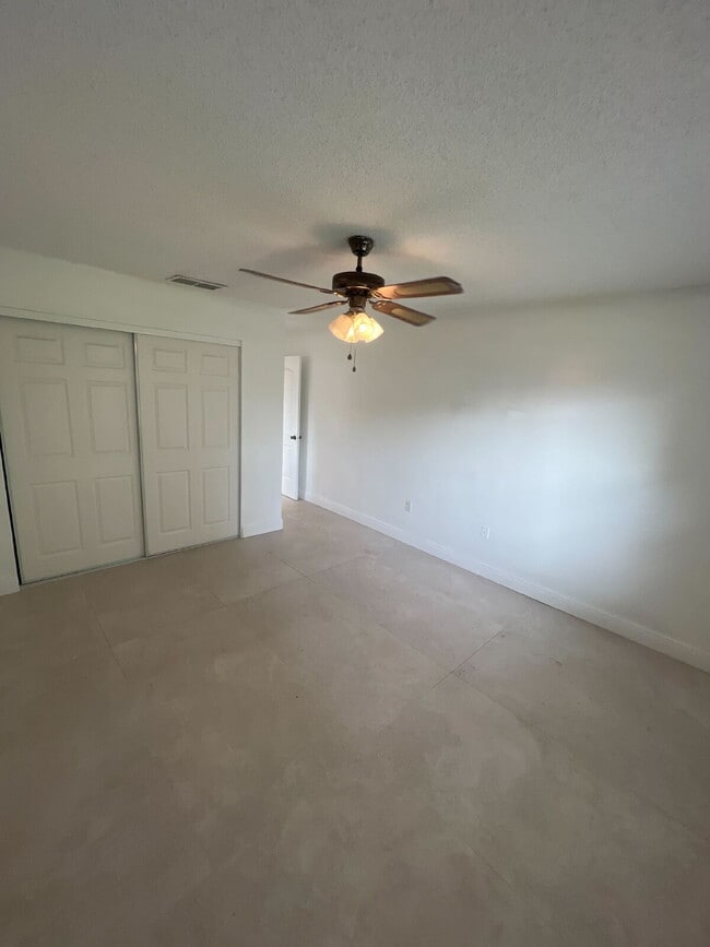 Building Photo - 686 Royalty Ct