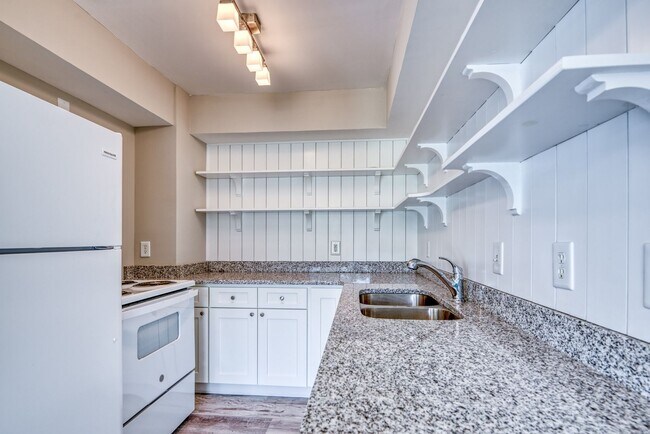 Building Photo - 2 bedroom 1 bath condo - Hampstead