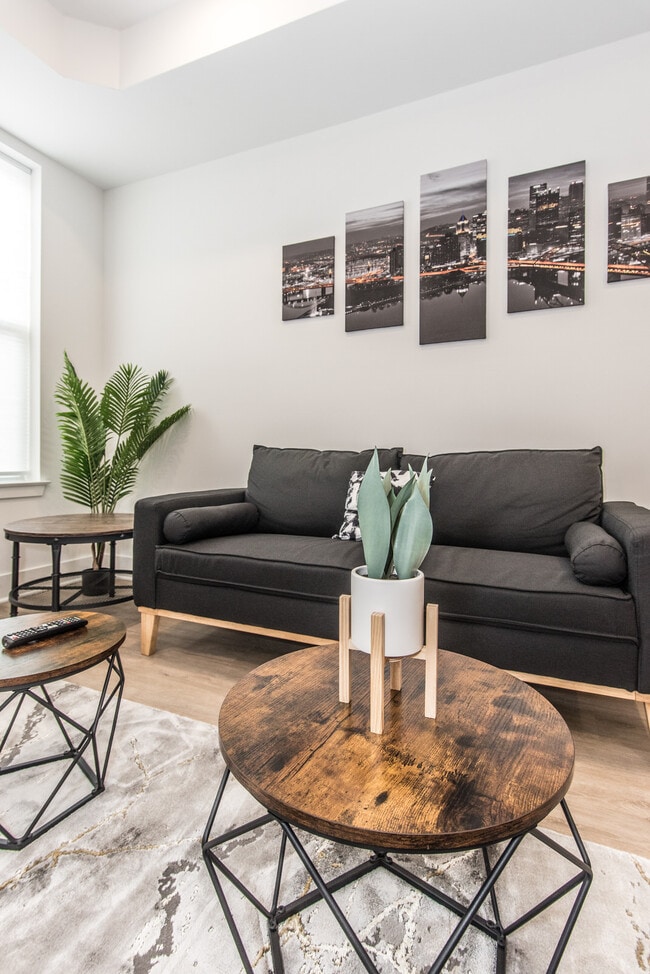 Building Photo - 2435 Master St