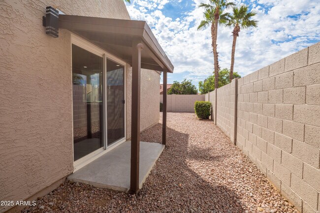 Building Photo - 9009 E Sahuaro Dr