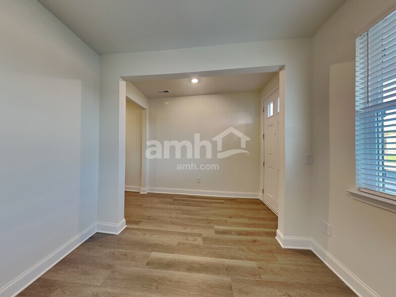 Building Photo - 870 Jubilation St