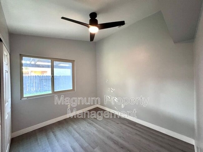 Building Photo - 45627 Clubhouse Dr