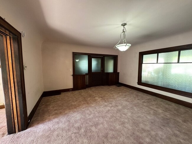 Building Photo - Large 1 Bedroom Main Level Apartment Near ...