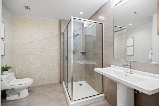Building Photo - Logan Circle Condo | 1 Bed | 1 Bath | 885 Sf | Large Private Patio | 1 Garage Parking Space