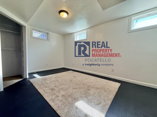 Building Photo - 4 Bedroom 2 bath House - Dog friendly