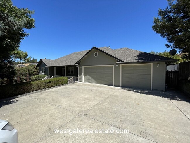 Building Photo - 786 El Paseo Dr
