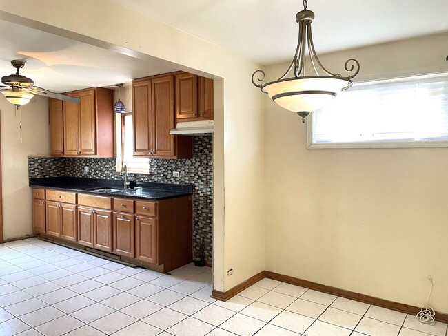 Building Photo - 3909 W 71st St