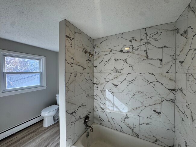 Building Photo - 2215 Saratoga Ave