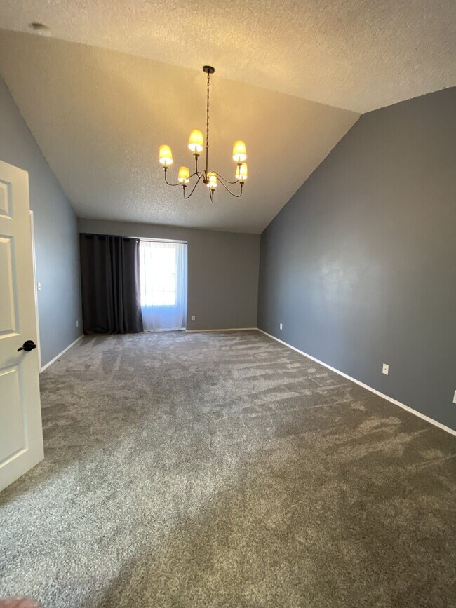 Building Photo - 5 bedroom - Oxbow