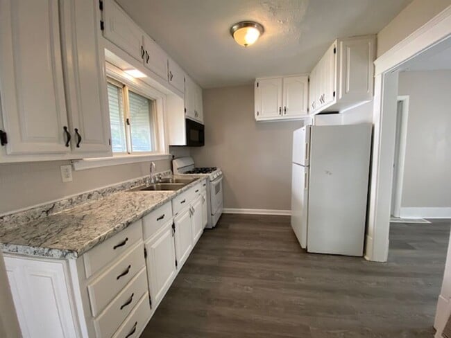 Building Photo - Charming 3BR with Main-Level Suite, Garage...