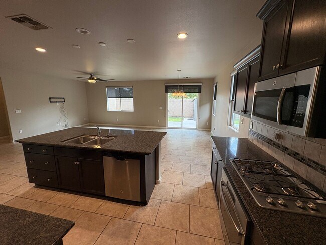 Building Photo - Lovely Clovis home Available Now!