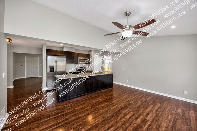 Building Photo - 6717 Roseland Dr