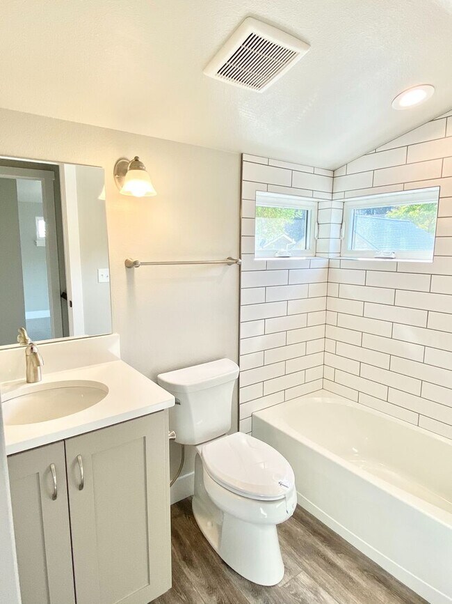 Building Photo - 614 Lesser Dr