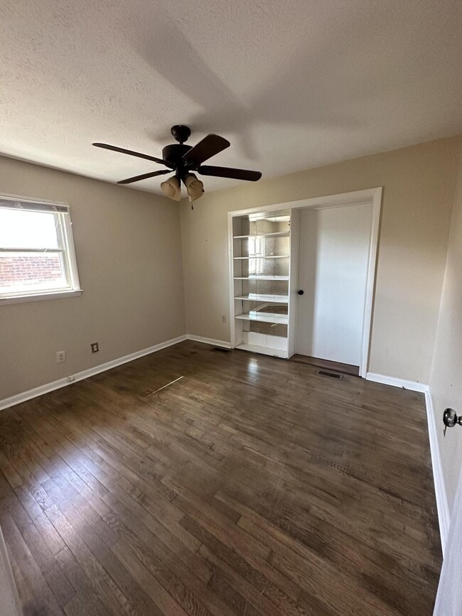Building Photo - 420 Hedgewood Dr