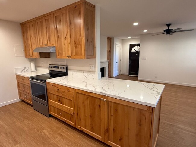 Building Photo - Completely Remodeled 2 bedroom condo in Tu...