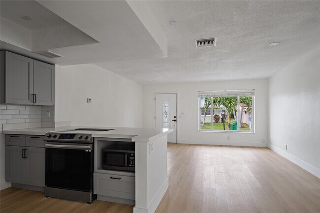 Building Photo - 4510 NW 49th Dr