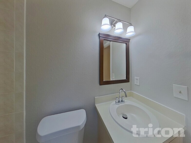 Building Photo - 2527 Orange Ave